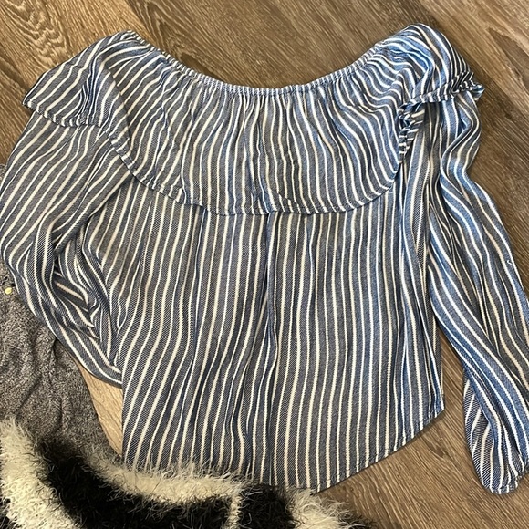 Bundle of 4 Tops - Picture 4 of 4